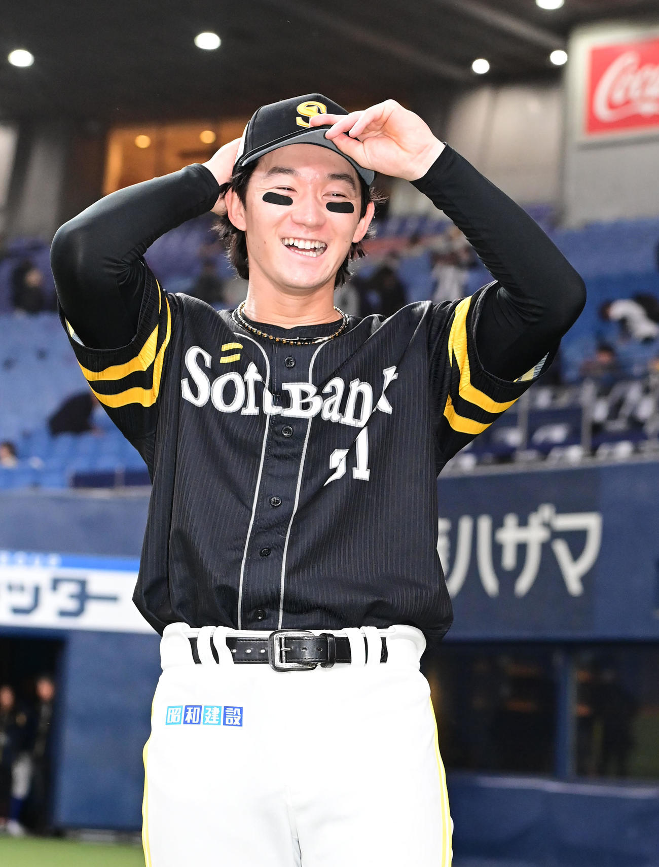 オリックス対ソフトバンク　ヒーローインタビュー後、笑顔を見せるソフトバンク正木（撮影・和賀正仁）