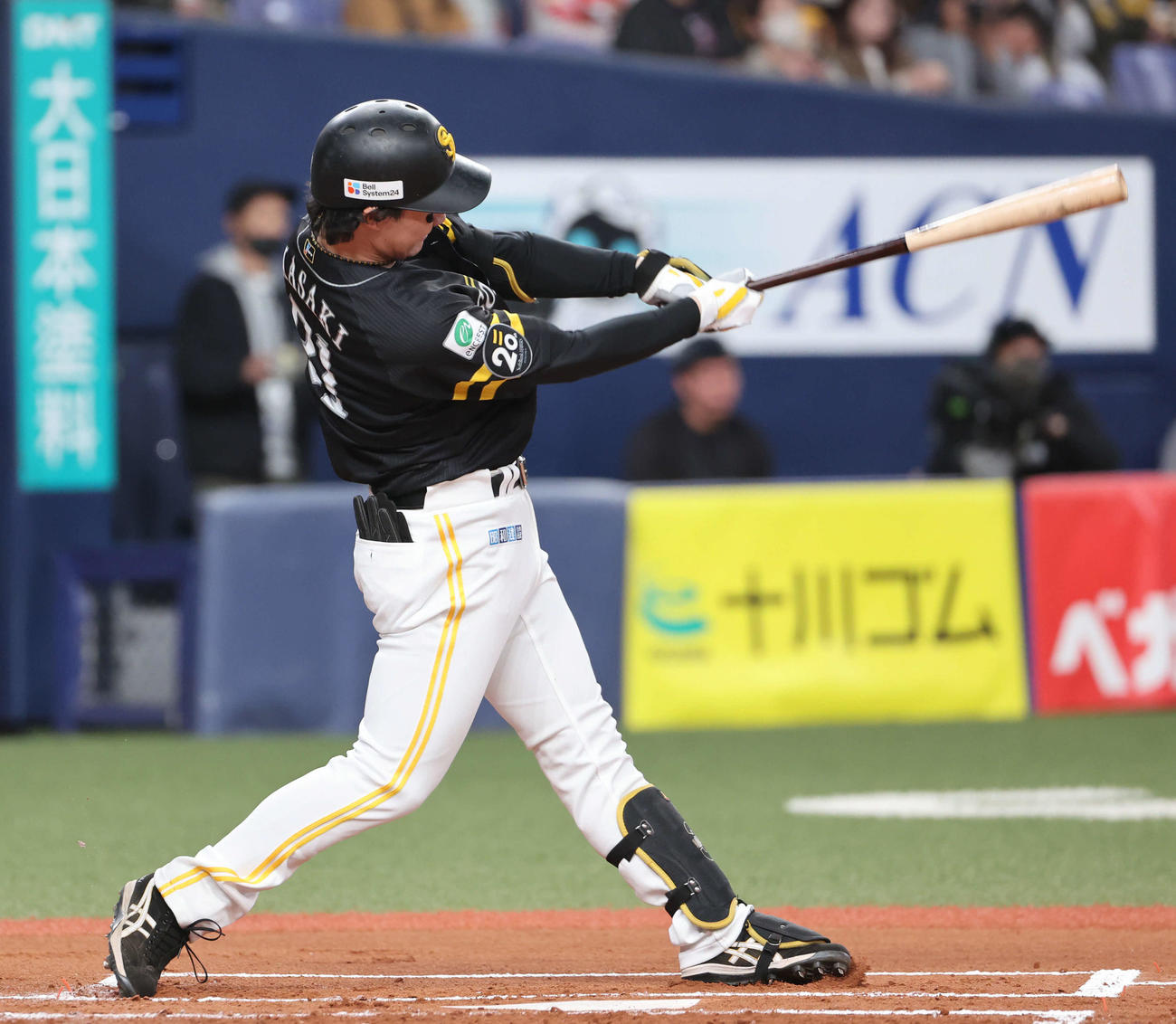 1回表ソフトバンク2死一、三塁、正木は左前に適時打を放つ（撮影・西尾就之）