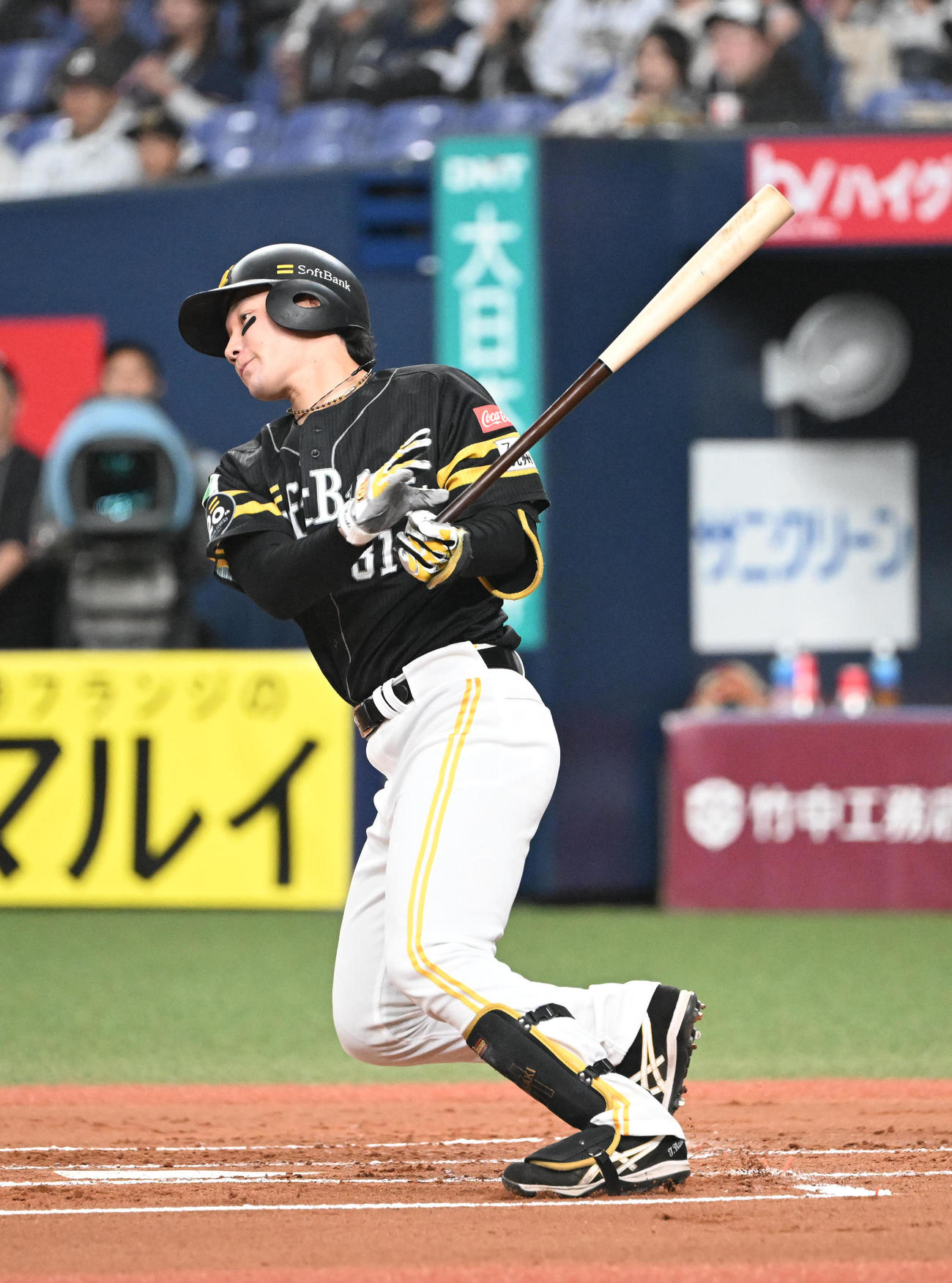 オリックス対ソフトバンク　1回表ソフトバンク2死一、三塁、左前適時打を放つ正木（撮影・和賀正仁）
