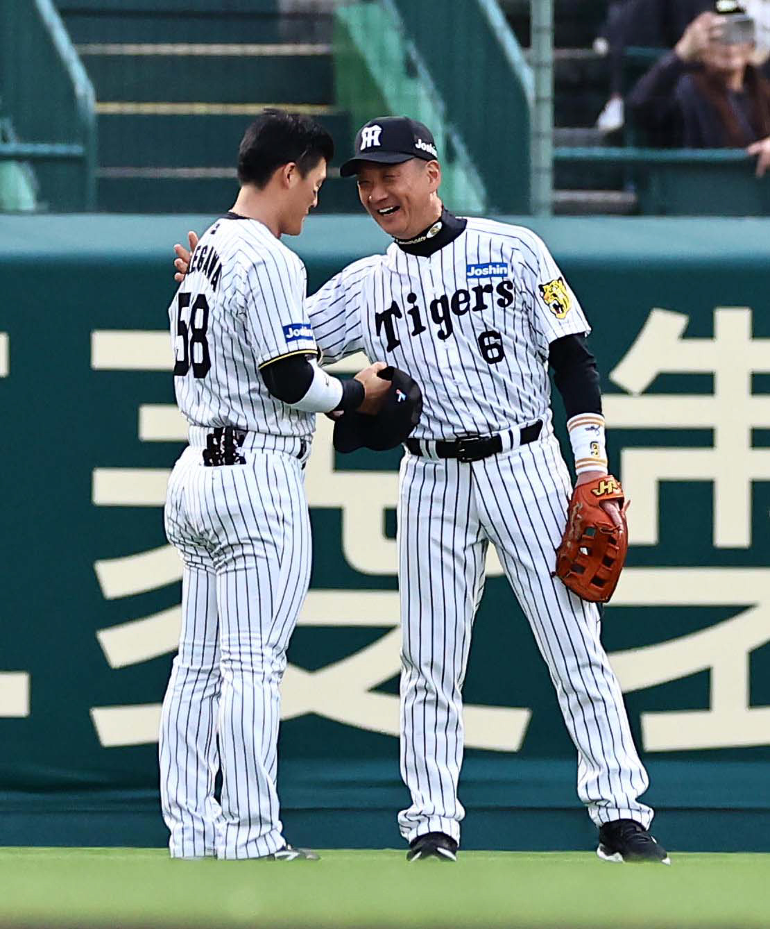 レジェンドOBで登場した金本氏（右）は前川に笑顔で声をかける（撮影・上田博志）