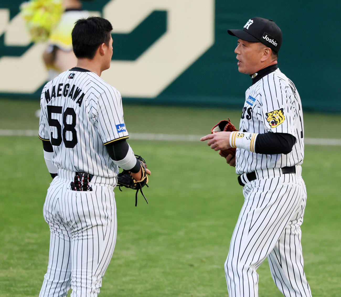 阪神対ヤクルト　試合前、守備位置に就いた阪神レジェンドOBの金本氏（右））から言葉を掛けられる前川（撮影・加藤哉）