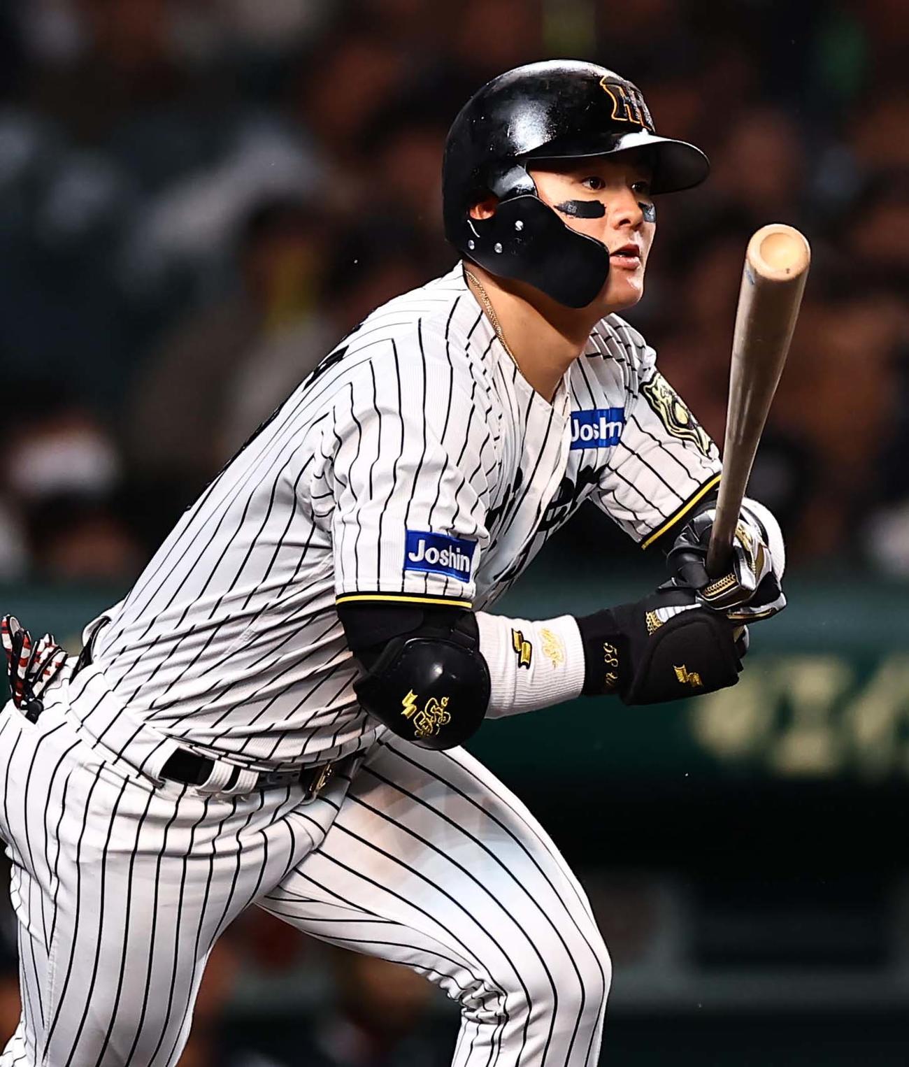阪神対ヤクルト　5回裏阪神無死、前川は右前打を放つ（撮影・上田博志）