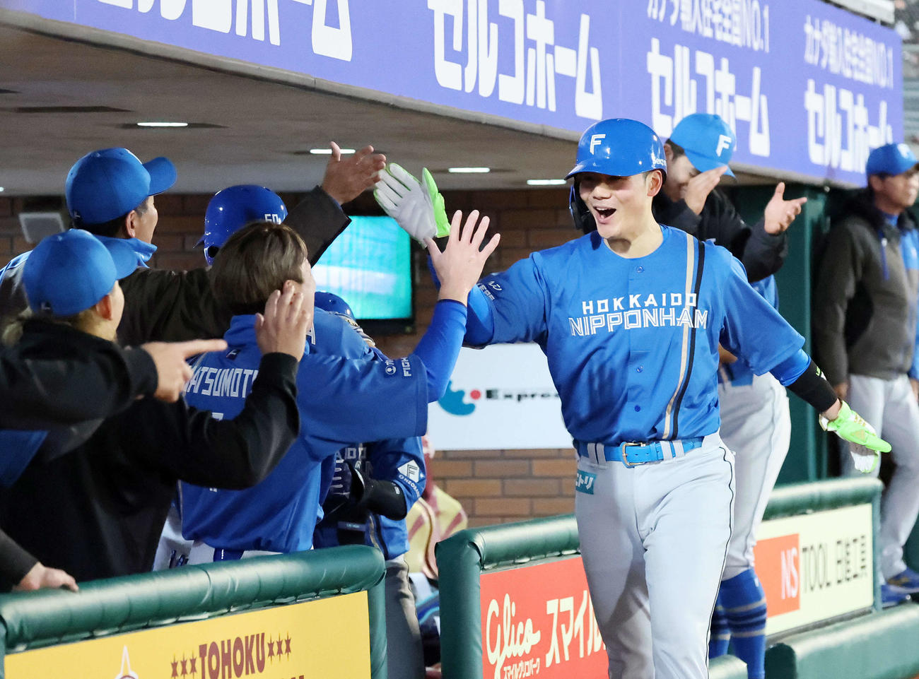 楽天対日本ハム　9回表日本ハム2死二塁、レイエスの中前適時打で生還した清宮幸（右手前）はベンチ前で喜ぶ（撮影・鈴木正人）　