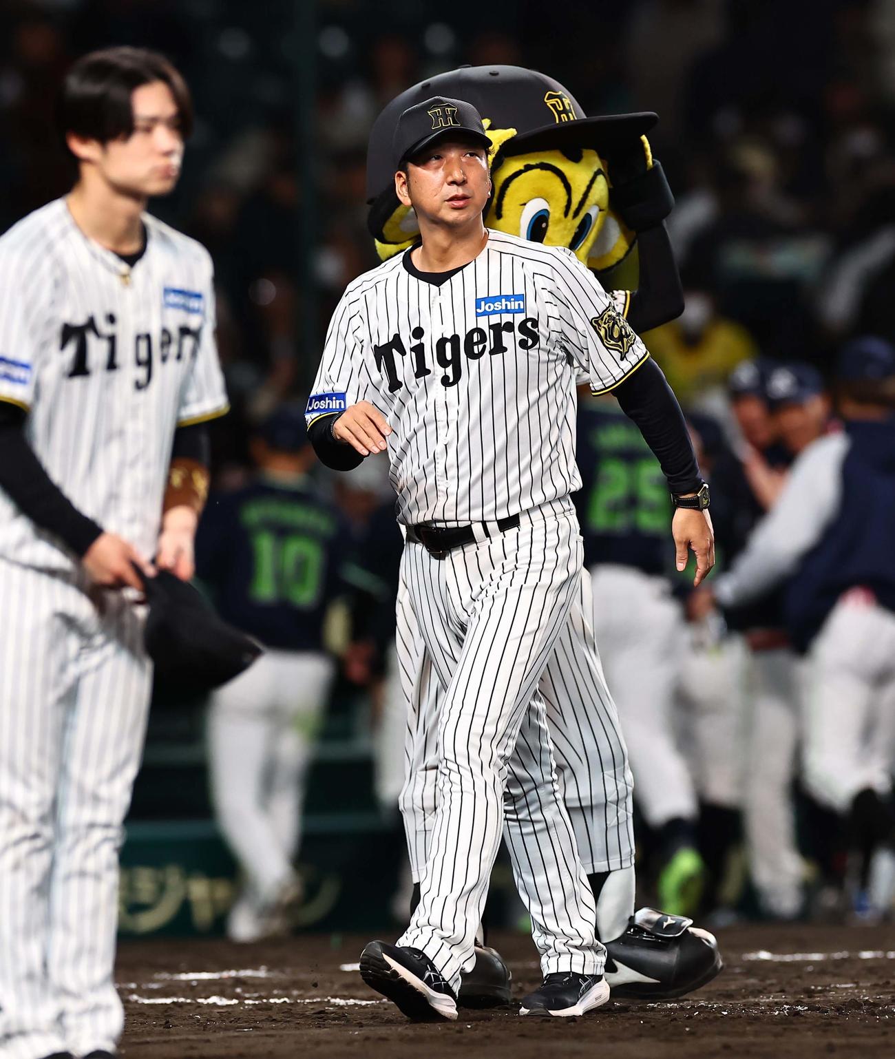 阪神対ヤクルト　ファンへのあいさつを終えベンチに引き揚げる藤川監督（撮影・上田博志）
