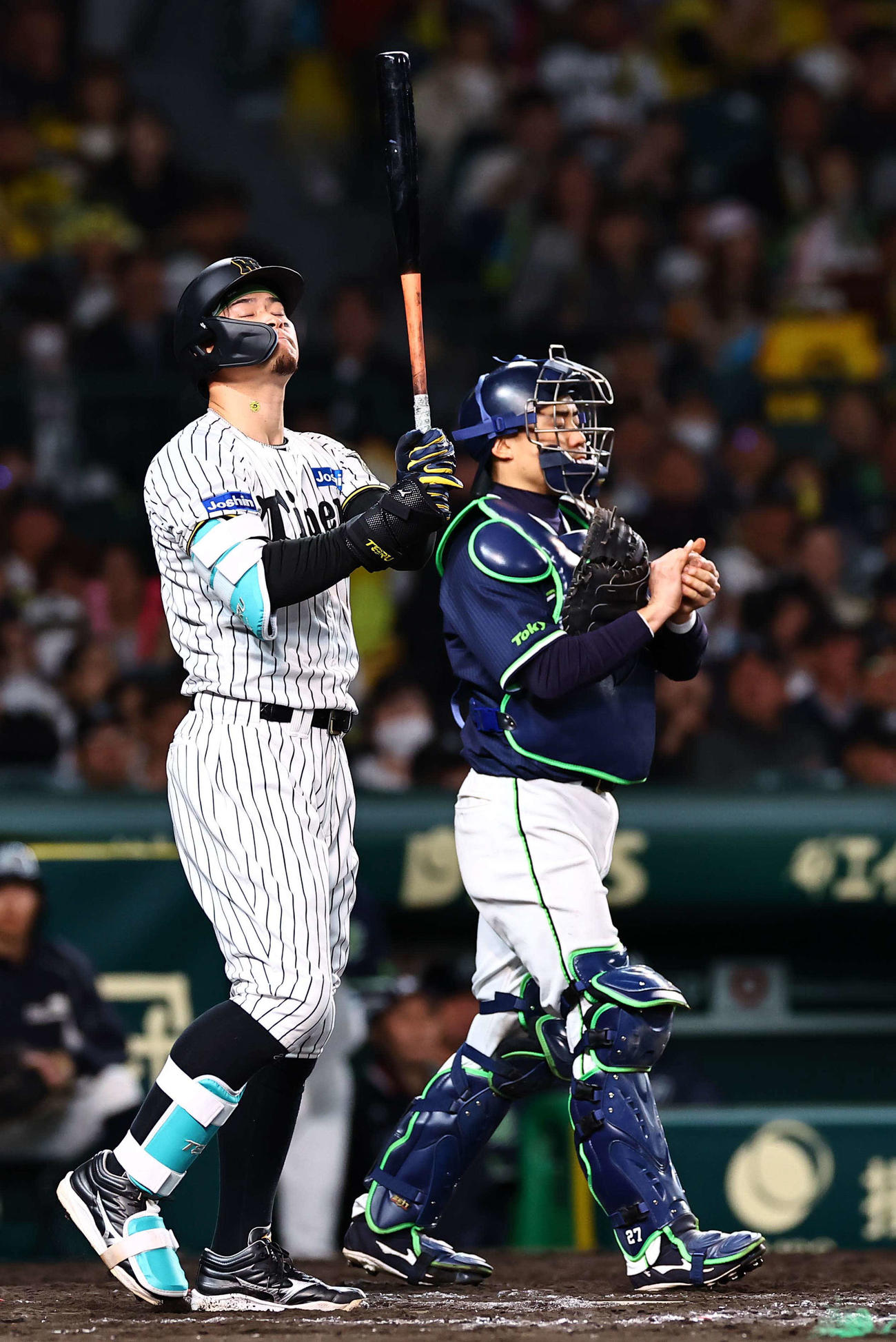 阪神対ヤクルト　8回裏阪神無死一塁、佐藤輝は三振に倒れる（撮影・上田博志）