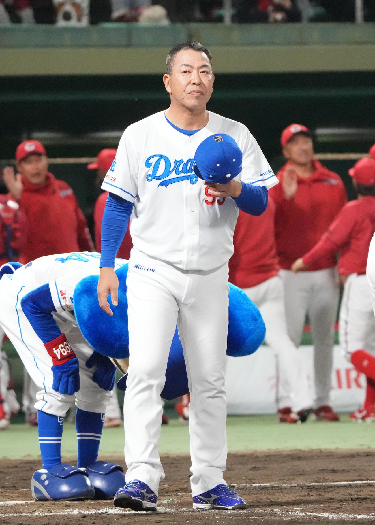 中日対広島　試合終了、井上監督はスタンドの観客にあいさつをする（撮影・森本幸一）