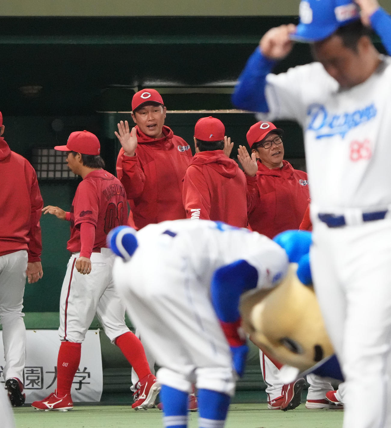 中日対広島　試合終了、中日と引き分けに終わり新井監督（左から2人目）はナインを迎える（撮影・森本幸一）