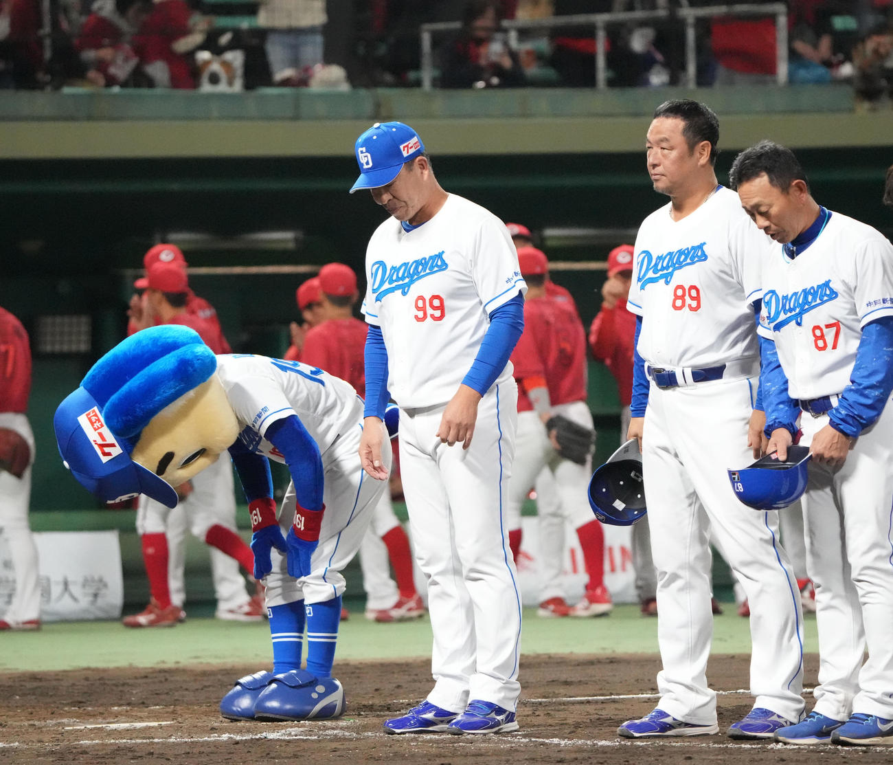 中日対広島　試合終了、井上監督（右から3人目）はスタンドの観客にあいさつをする（撮影・森本幸一）