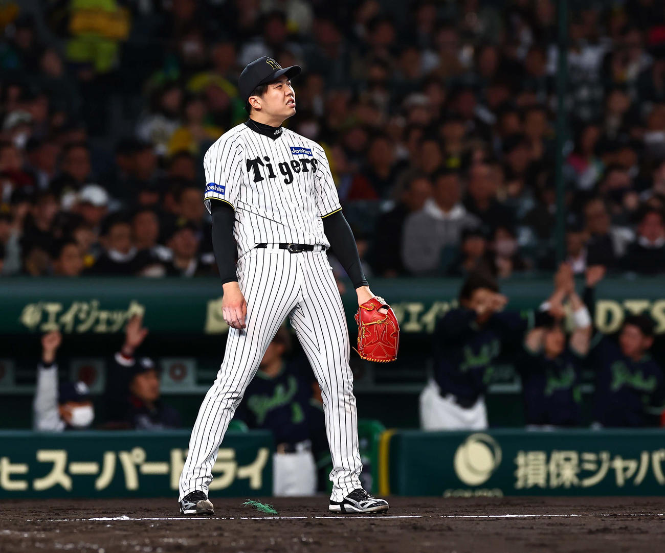 阪神対ヤクルト　8回表ヤクルト2死一、二塁、才木はサンタナに先制適時二塁打を浴びる（撮影・上田博志）