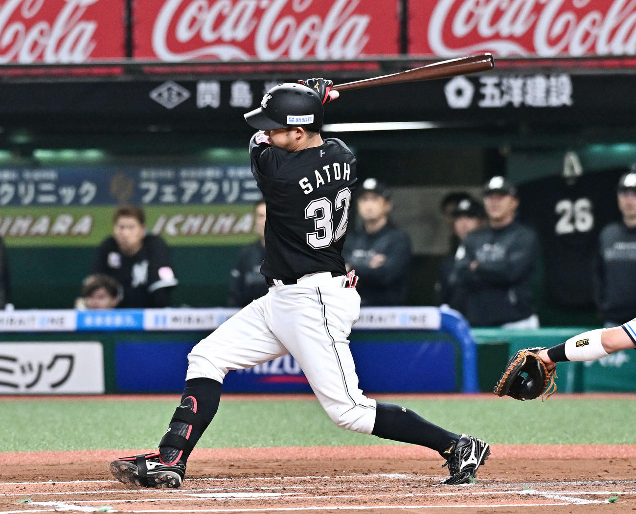 西武対ロッテ　6回表ロッテ無死満塁、佐藤は一塁適時内野安打を放つ（撮影・滝沢徹郎）