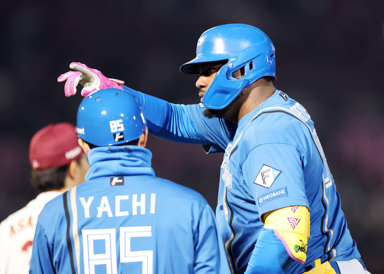楽天対日本ハム　8回表日本ハム無死一塁、レイエスは右前打を放ちポーズを決める（撮影・鈴木正人）　