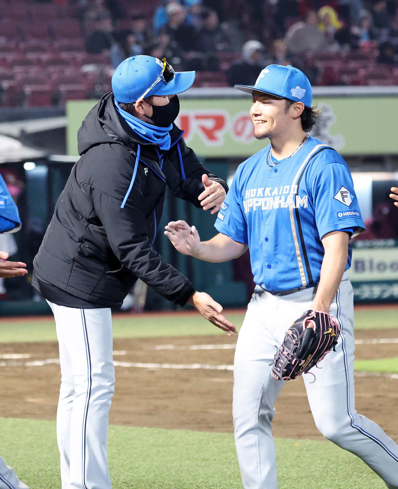 楽天対日本ハム　勝利し日本ハム伊藤大海（右）を迎える新庄監督（撮影・鈴木正人）　