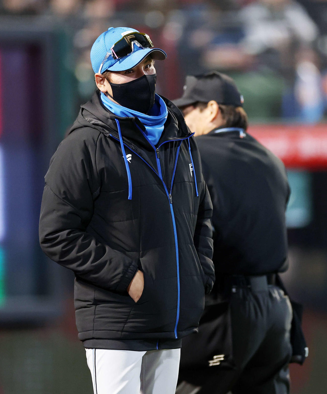 楽天対日本ハム　6回裏、選手交代を告げベンチに引き揚げる日本ハム新庄監督（撮影・鈴木正人）　