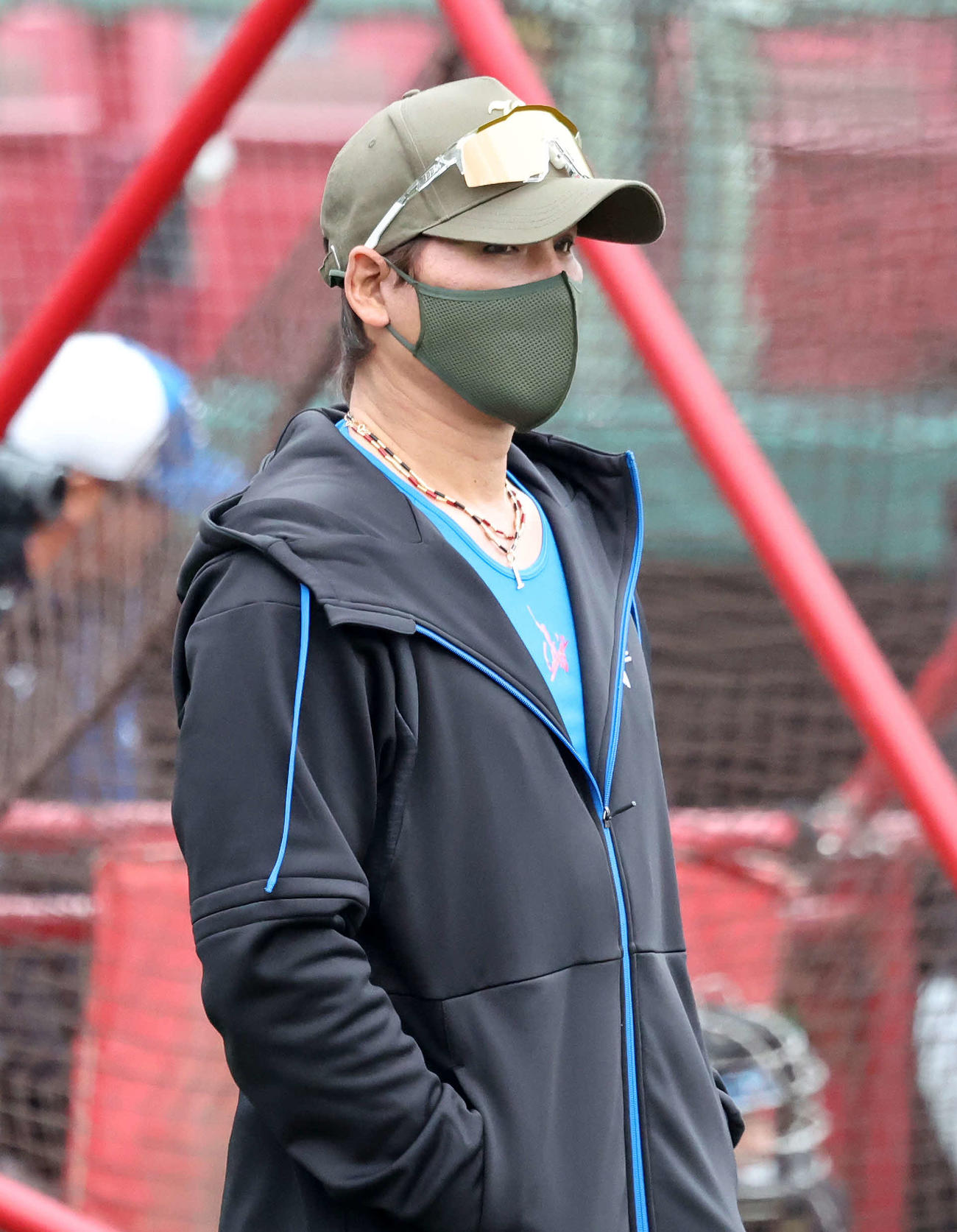 楽天対日本ハム　練習を見つめる日本ハム新庄監督（撮影・鈴木正人）　