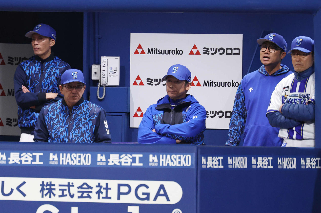DeNA対巨人　厳しい表情で戦況を見つめるDeNA三浦監督（中央）（撮影・宮地輝）