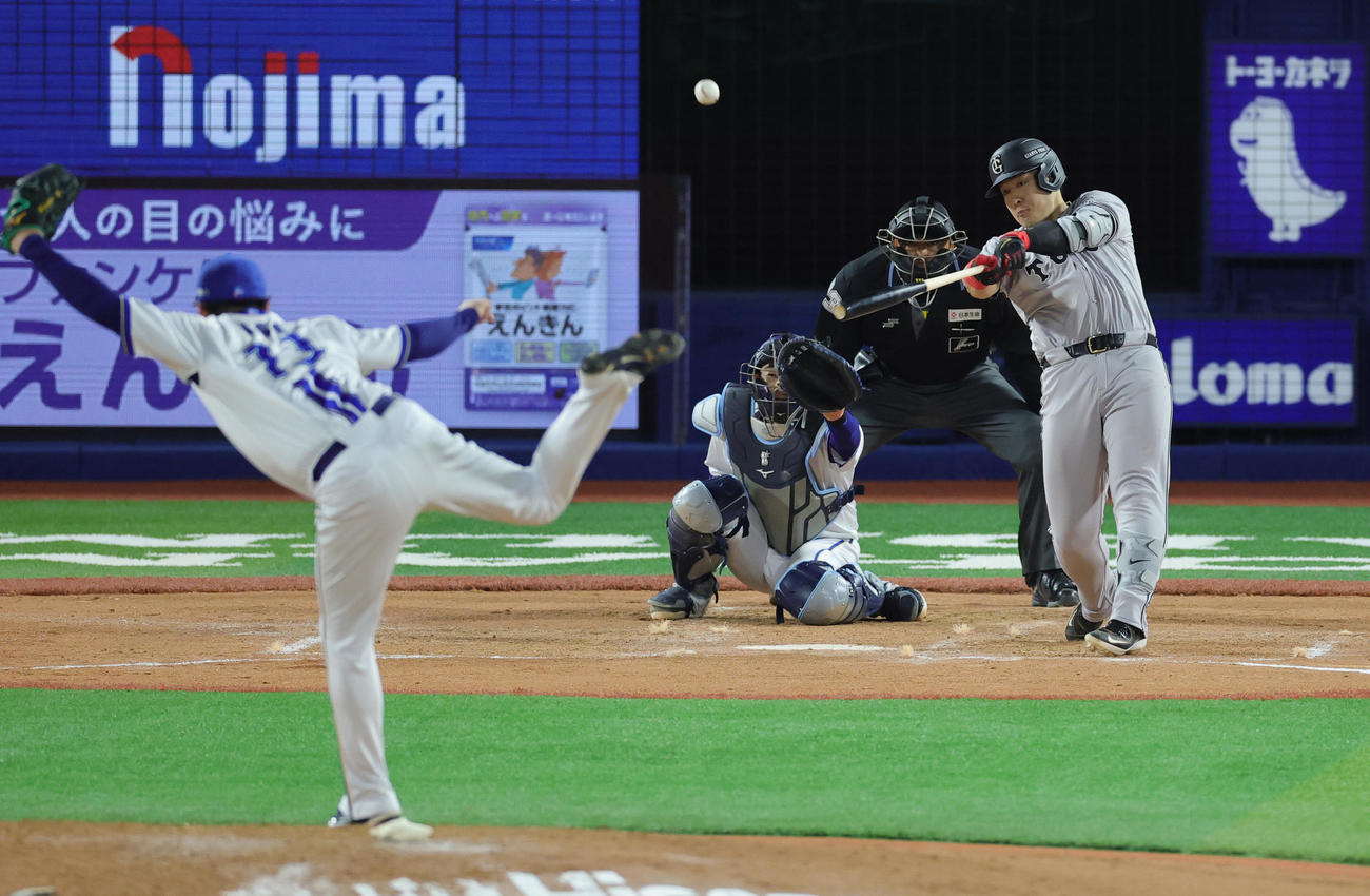 DeNA対巨人　8回表巨人2死二塁、伊勢から中越え適時二塁打を放つ岡本（撮影・野上伸悟）