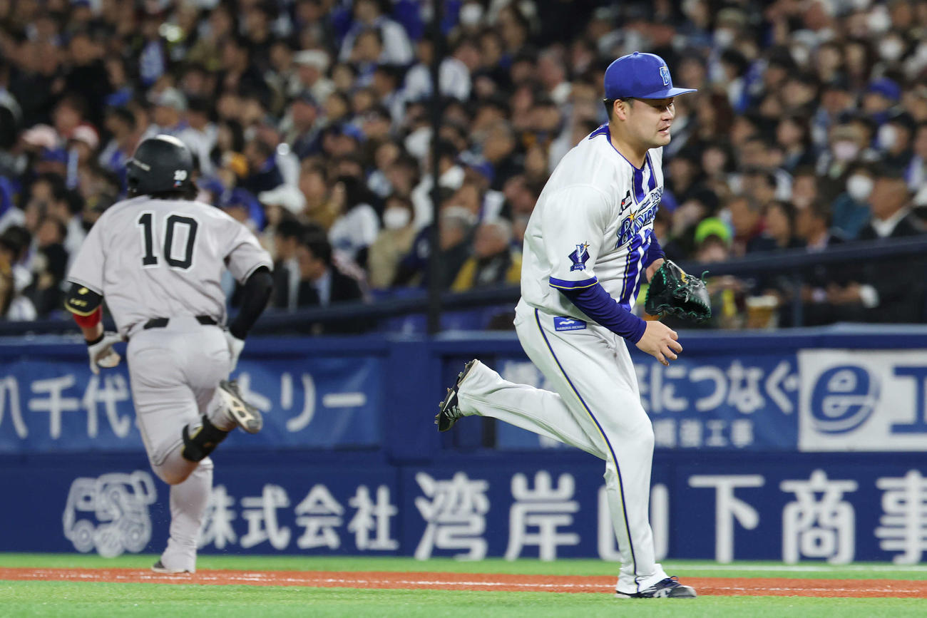DeNA対巨人　8回表2死一、二塁、甲斐（左）に右適時打を浴びる伊勢（撮影・宮地輝）