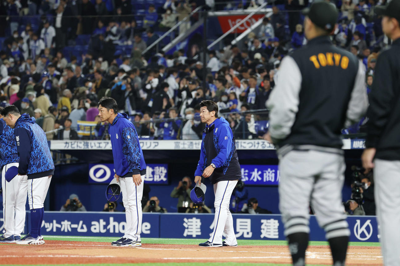 DeNA対巨人　引き分けに終わりあいさつするDeNA三浦監督（撮影・宮地輝）