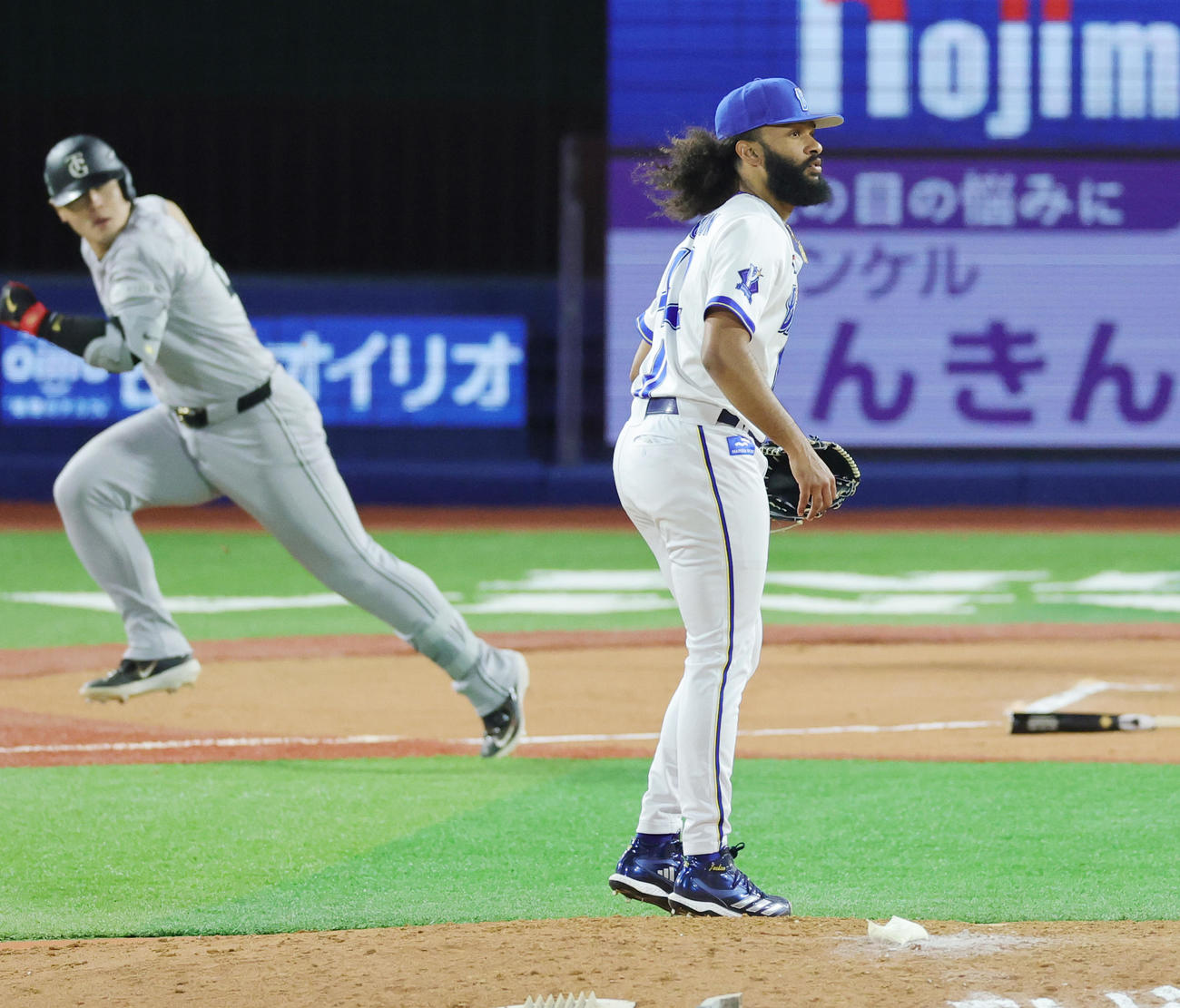 DeNA対巨人　6回表巨人2死二塁、岡本に左適時二塁打を許すジャクソン（撮影・野上伸悟）