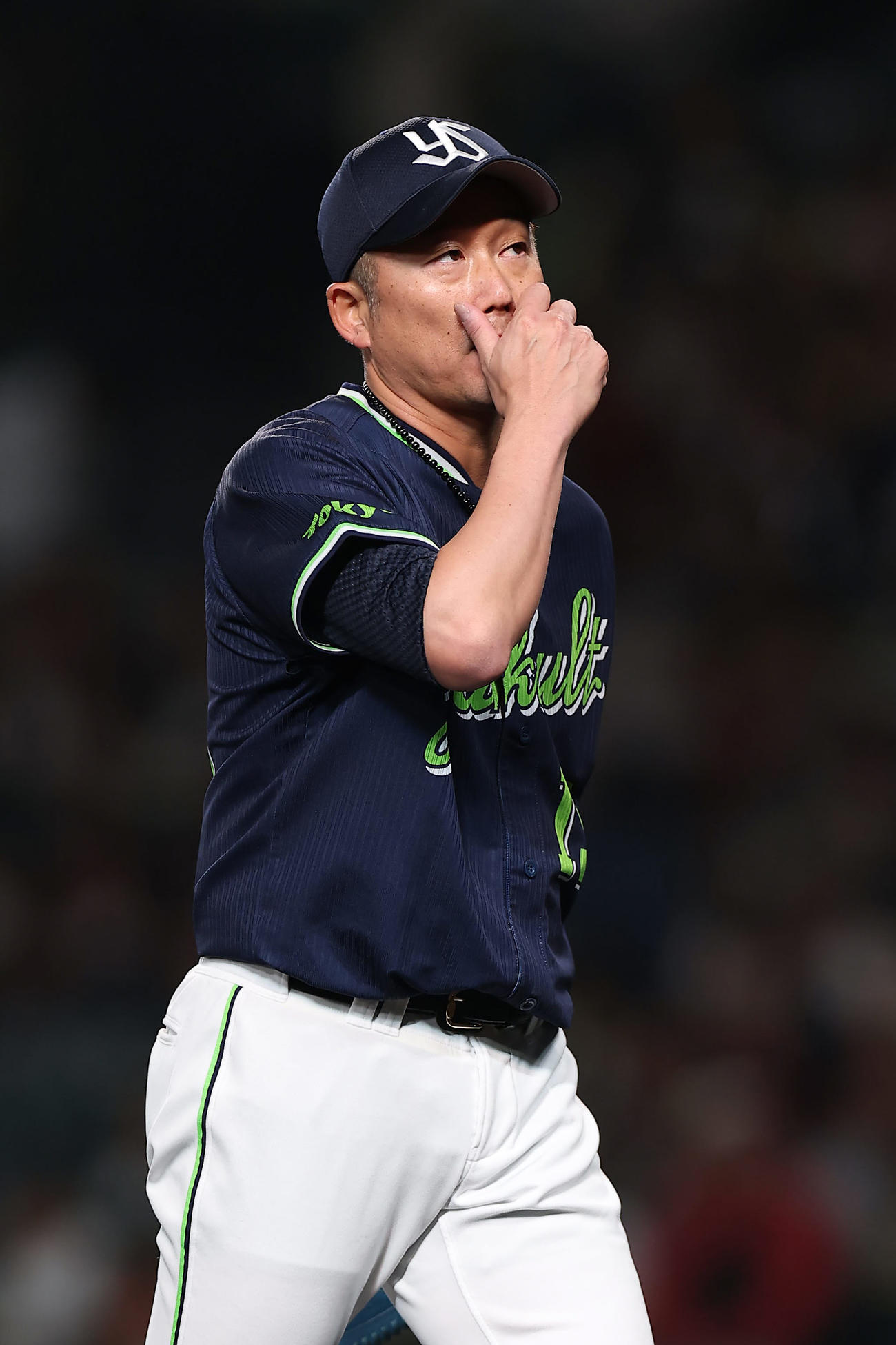 阪神対ヤクルト　2回裏を投げ終え、悔しそうにベンチへ戻るヤクルト石川（撮影・前田充）