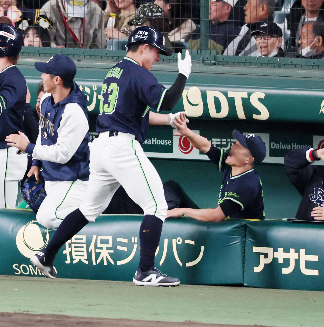 阪神対ヤクルト　6回表ヤクルト1死二、三塁、石川（右）は赤羽の適時一失で生還した二塁走者増田と笑顔でタッチする（撮影・加藤哉）