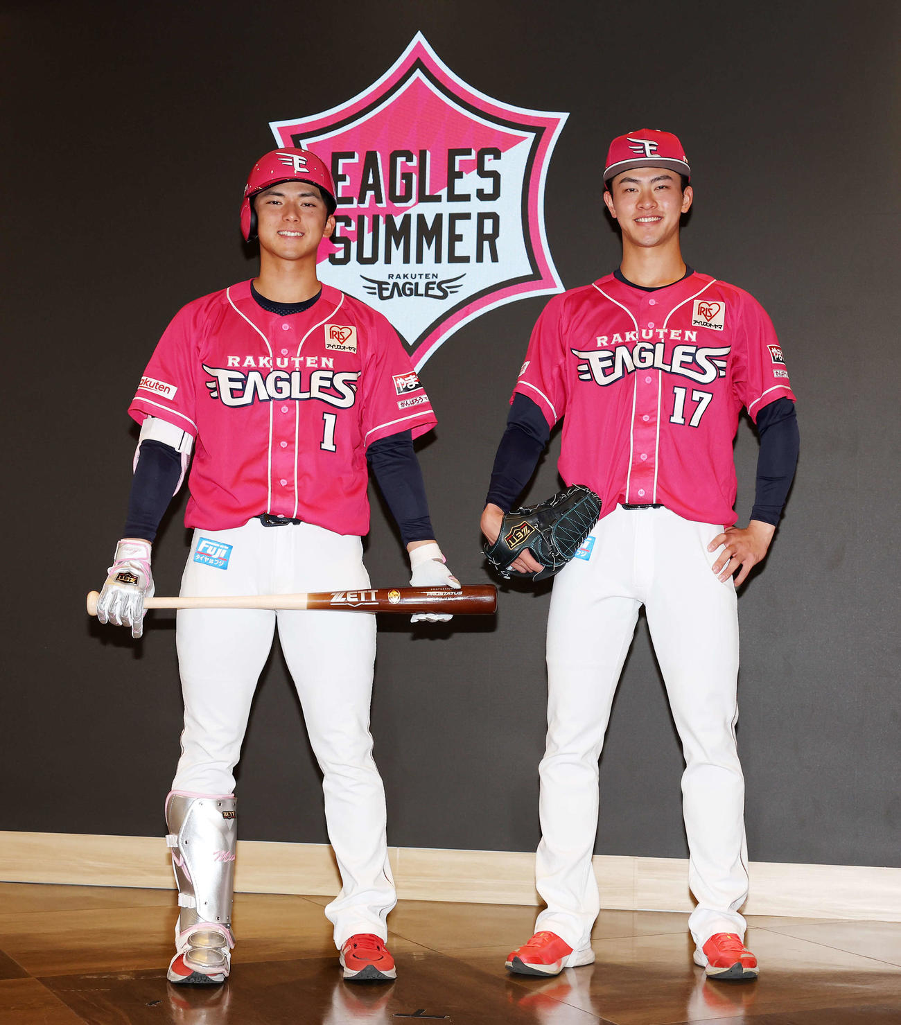 「EAGLES SUMMER」ユニホームを披露した楽天宗山（左）と古謝（撮影・鈴木正人）