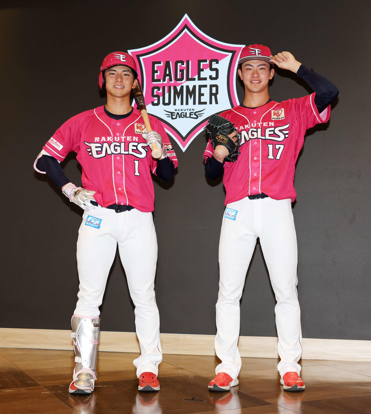 「EAGLES SUMMER」ユニホームを披露した楽天宗山（左）と古謝（撮影・鈴木正人）