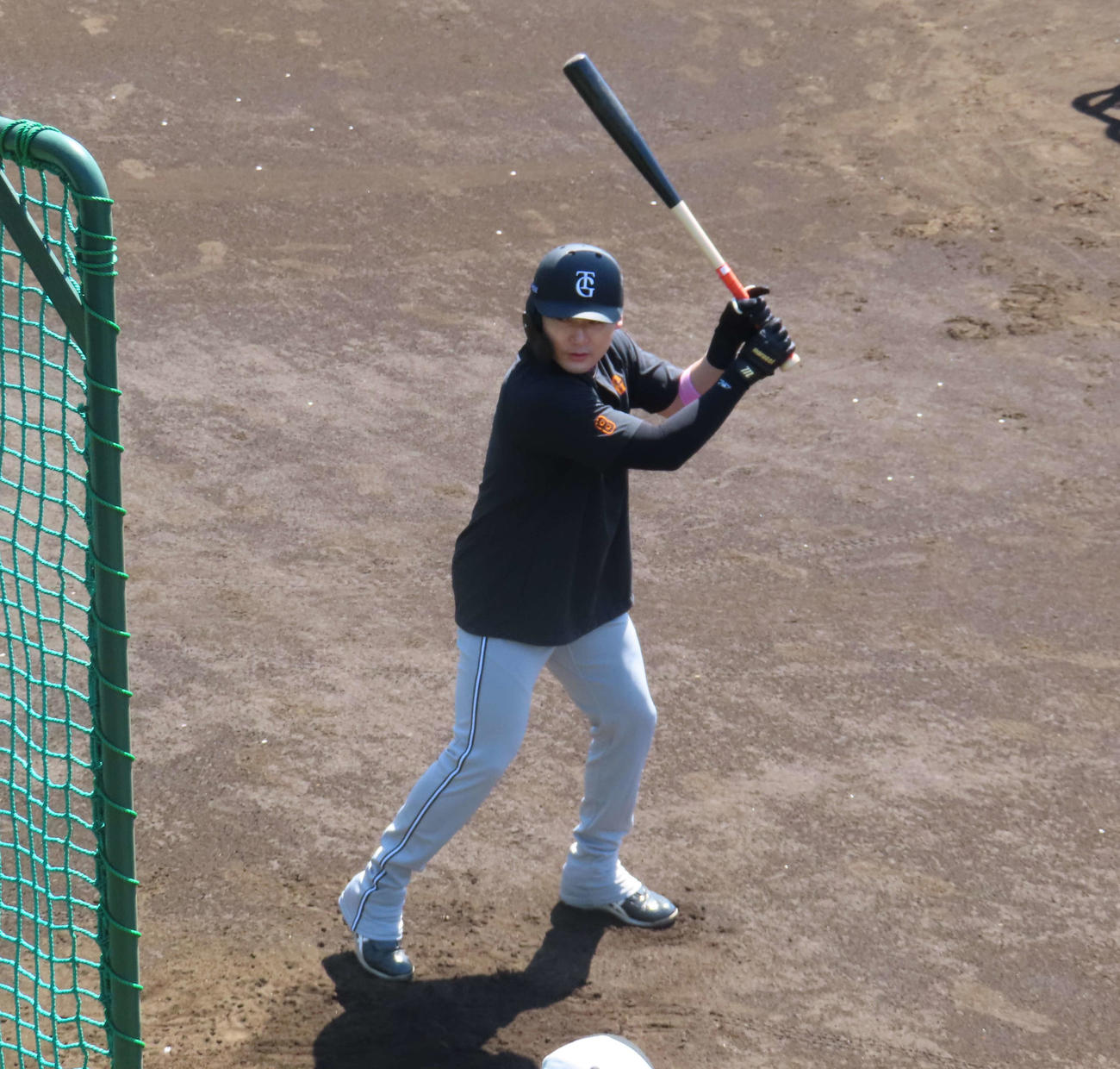 ティー打撃をする巨人丸（撮影・水谷京裕）