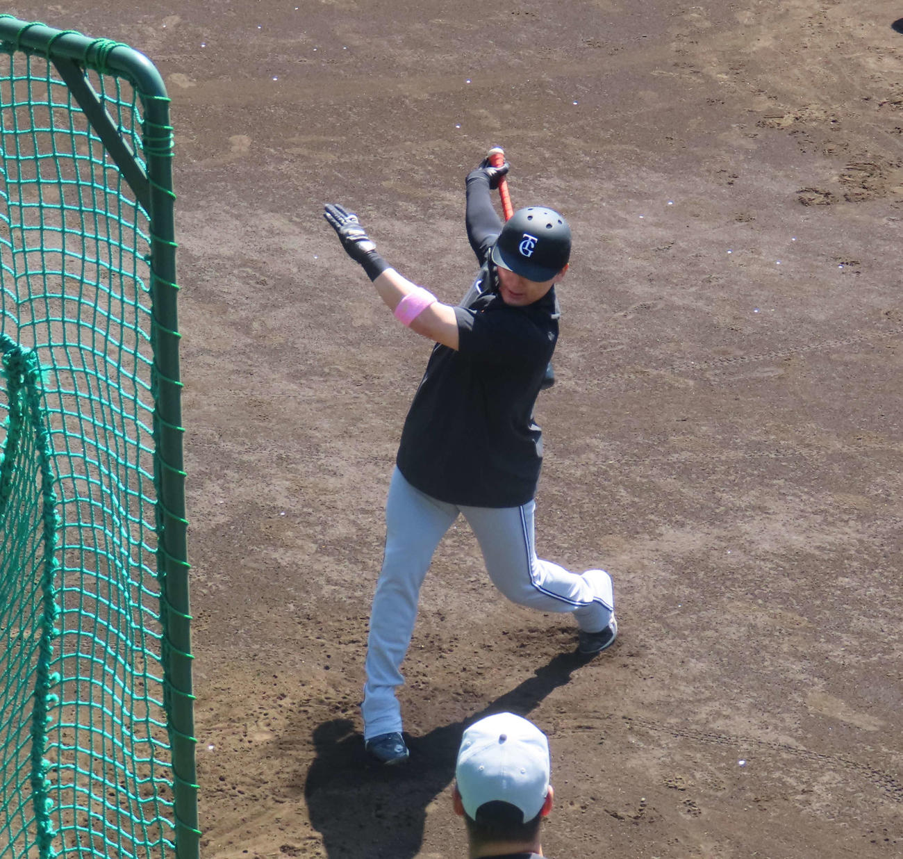 ティー打撃をする巨人丸（撮影・水谷京裕）