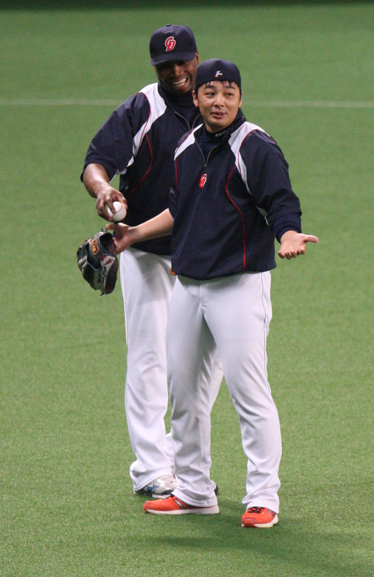 12年6月10日、おどけたポーズを見せる森野。後方はブランコ