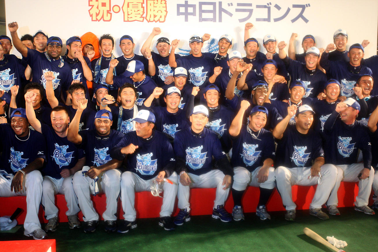 ビールかけを終え、全員集合で記念撮影に収まる落合博満監督（中央）ら中日ナイン（2010年10月1日撮影）