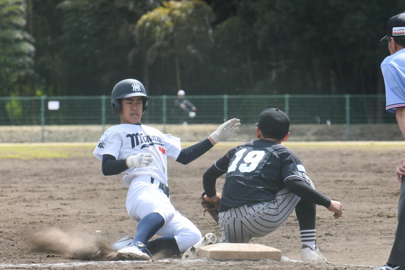 二塁打の松田は相手の好中継もあり三塁で憤死した