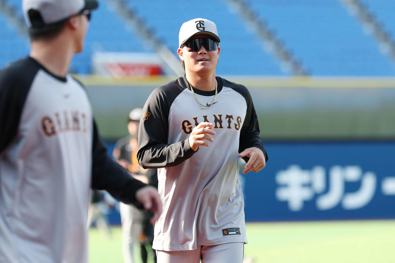DeNA対巨人　試合前練習に臨む巨人郡（撮影・宮地輝）