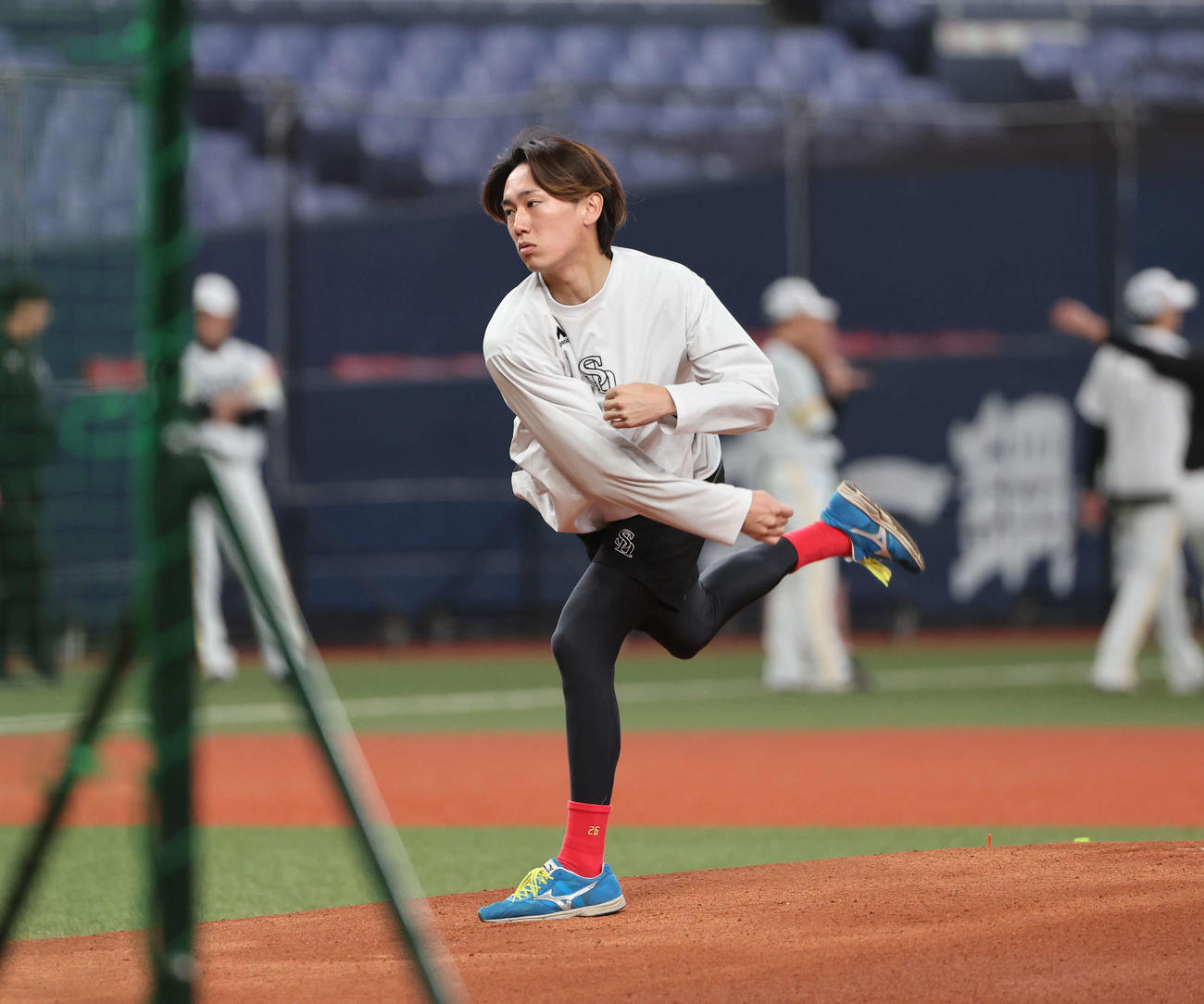 オリックス対ソフトバンク　先発予定のソフトバンク大津は練習前にマウンド上でシャドーピッチングで感触を確かめる（撮影・西尾就之）