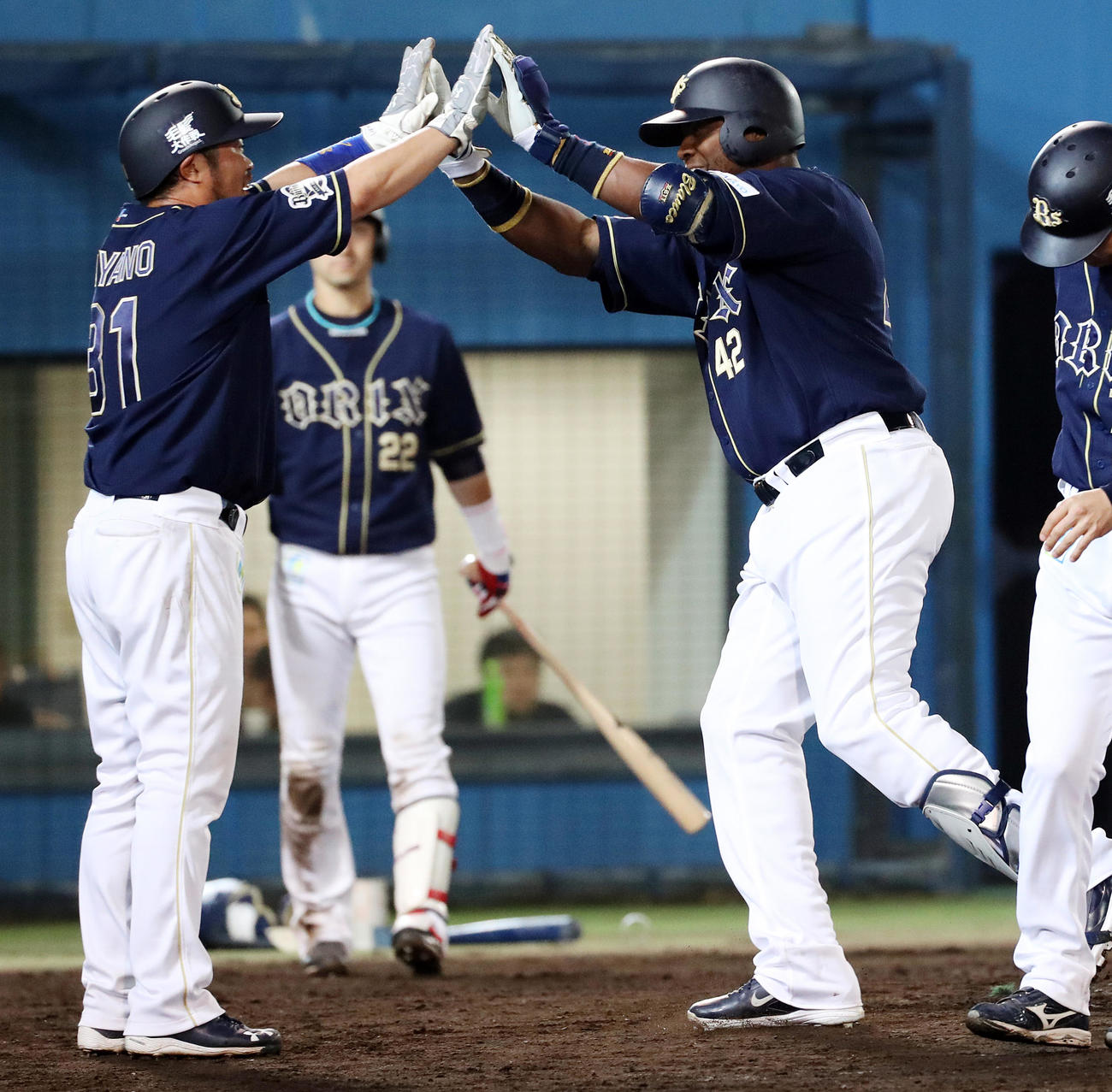 楽天対オリックス　8回表オリックス2死三塁、ブランコ（右）は2点本塁打を放ち笑顔で小谷野とハイタッチし生還（2016年5月17日撮影）