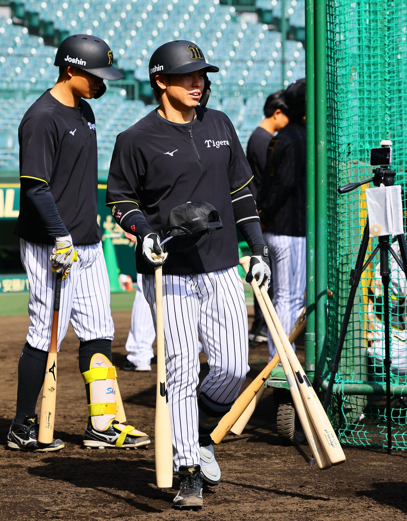阪神対ヤクルト　打撃練習で魚雷バット（左）を手にする阪神梅野（撮影・藤尾明華）