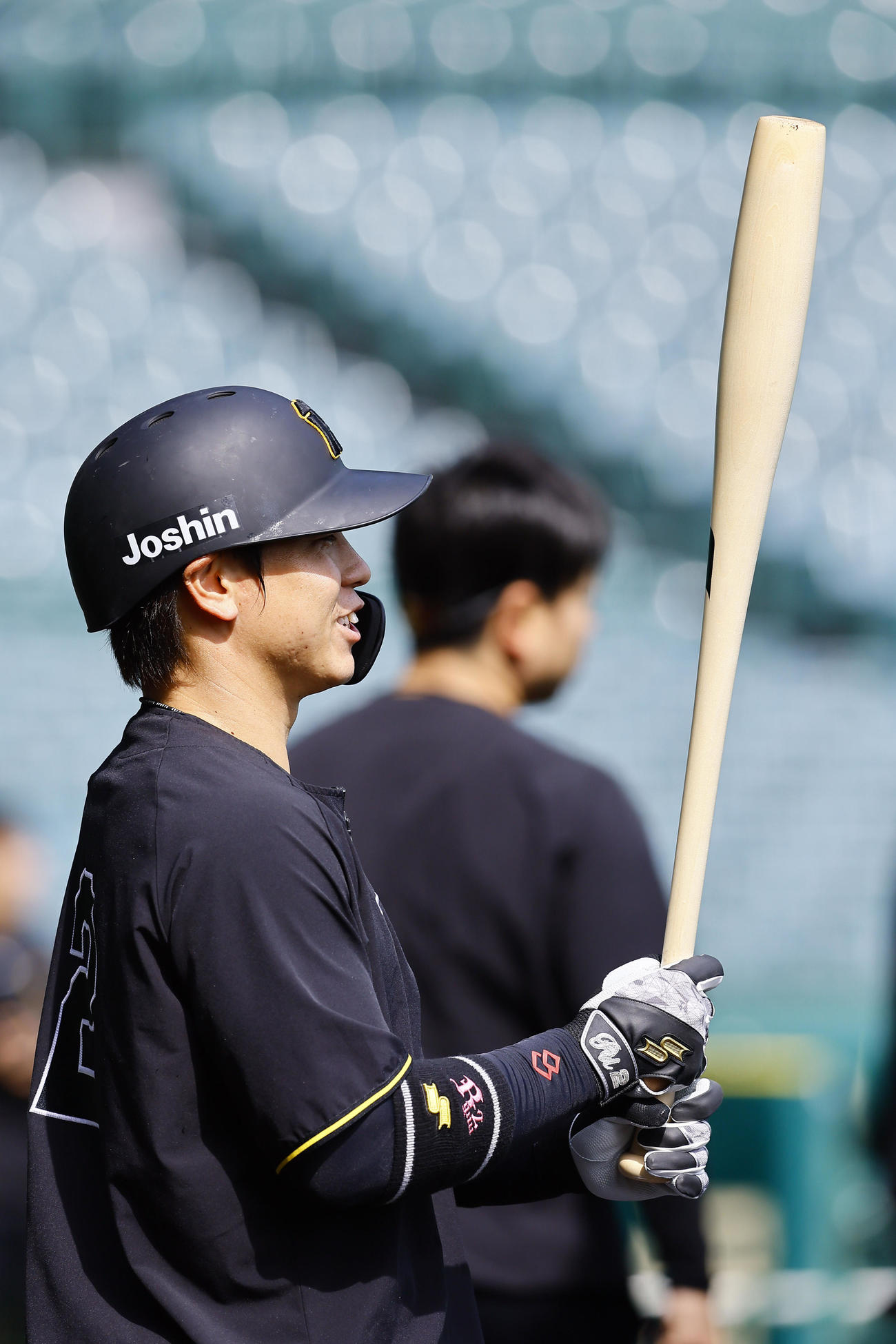 阪神対ヤクルト　打撃練習で魚雷バットを手にする阪神梅野（撮影・藤尾明華）