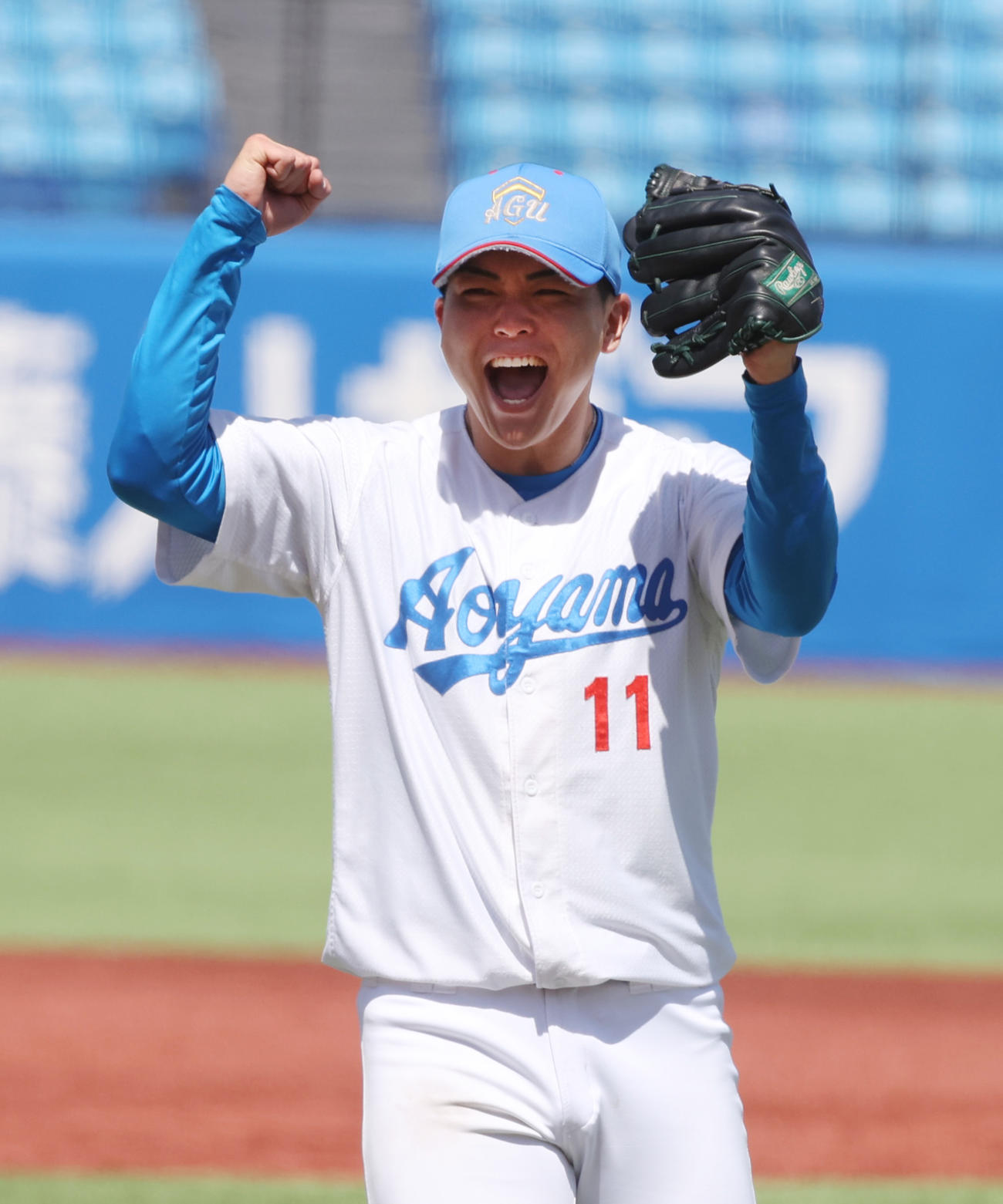 中大対青学大　1安打完封勝利にガッツポーズする青学大・中西（撮影・柴田隆二）