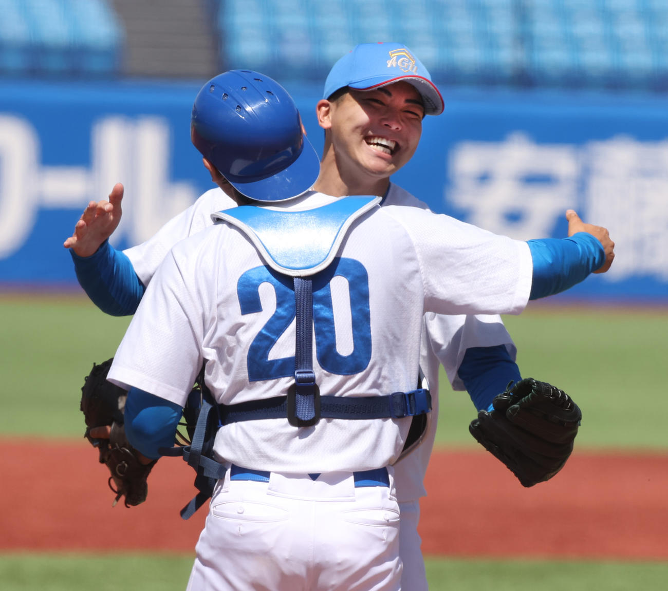 中大対青学大　1安打完封勝利の青学大・中西は南川捕手と抱き合う（撮影・柴田隆二）