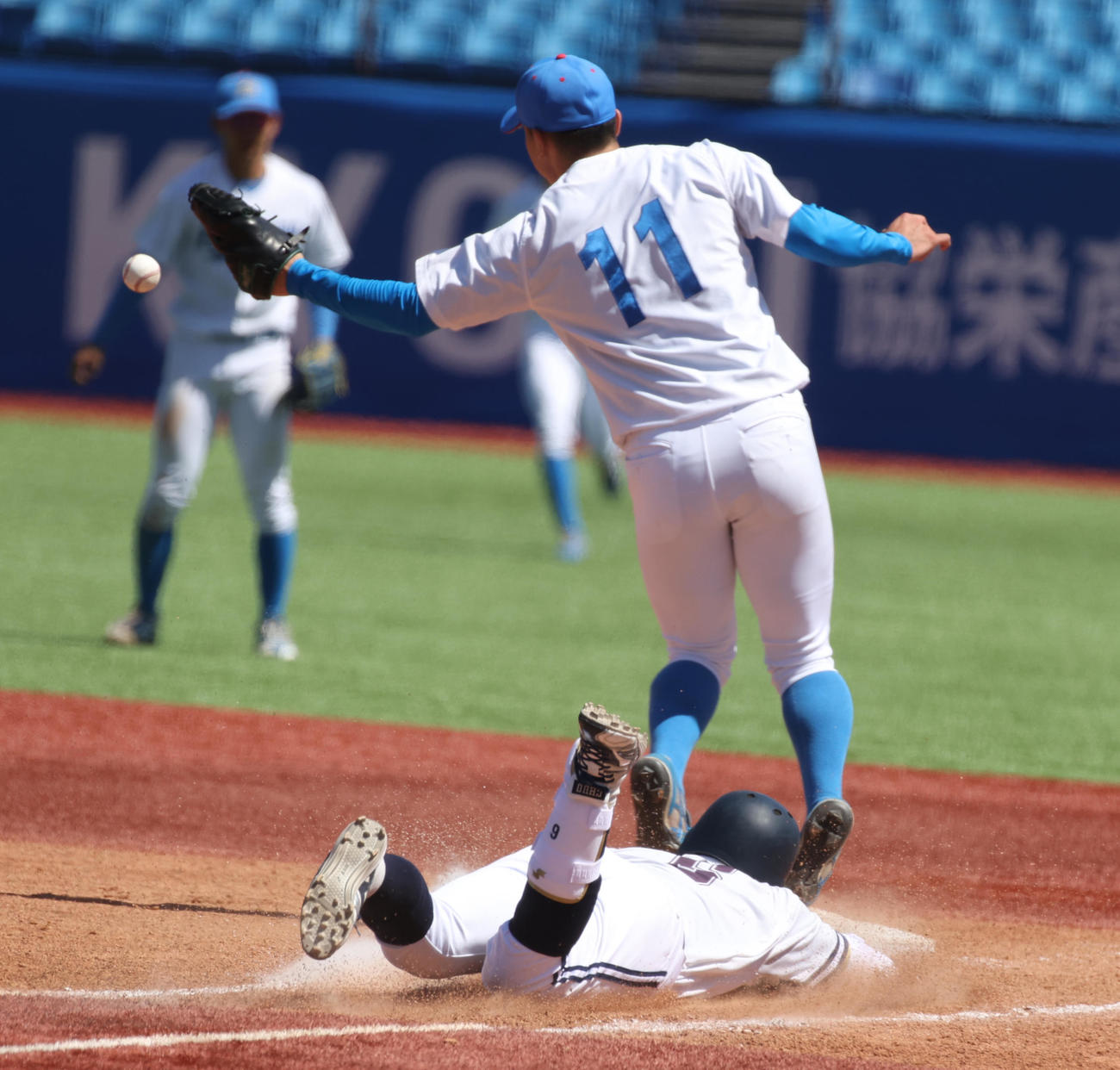 中大対青学大　5回表中大無死、皆川は二塁内野安打を放つ。ベースカバーに入る青学大・中西投手（右）（撮影・柴田隆二）
