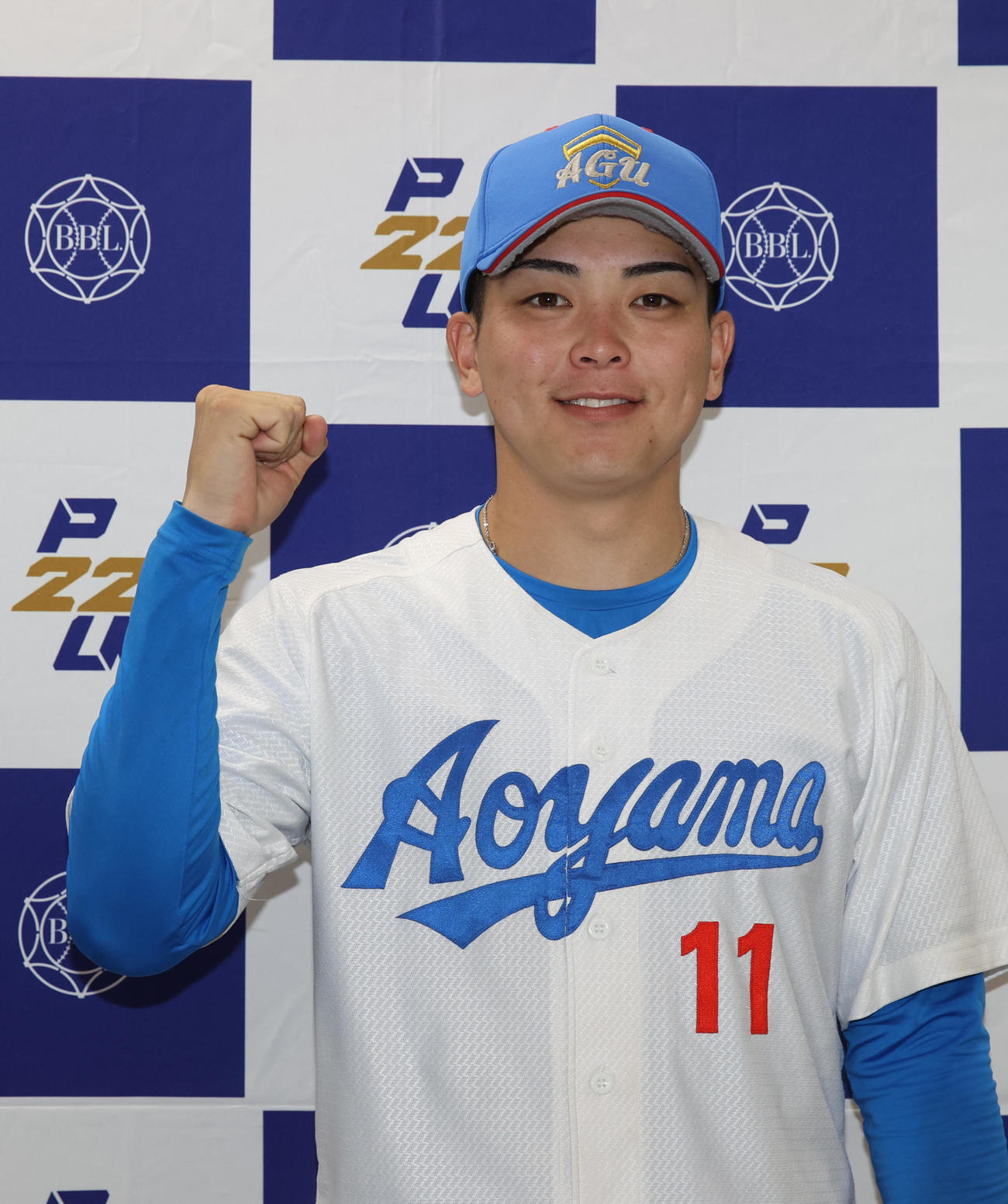 中大対青学大　1安打完封勝利にガッツポーズする青学大・中西（撮影・柴田隆二）