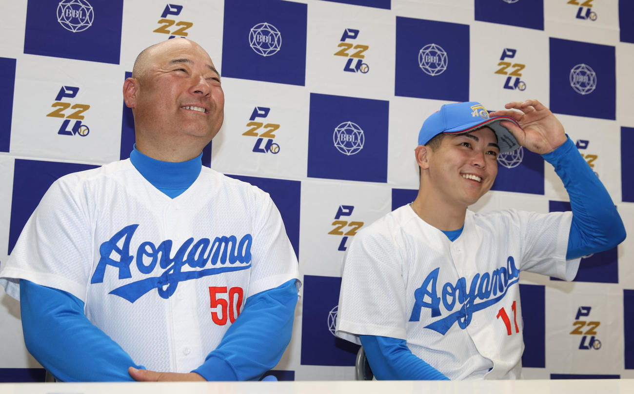 勝ち点を挙げた青学大・安藤監督（左）と中西は笑顔を見せる（撮影・柴田隆二）