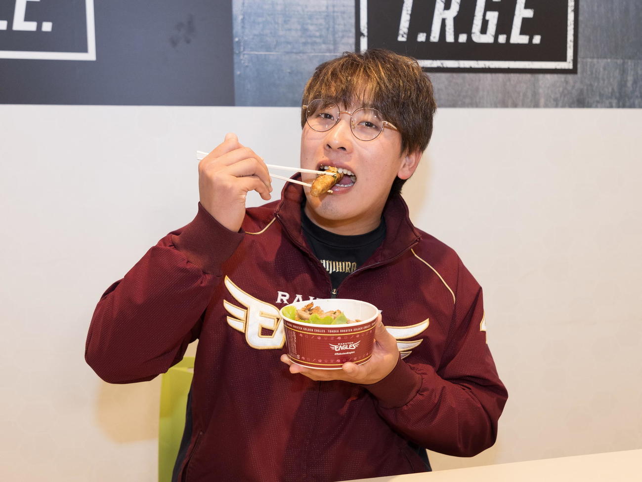 藤平尚真の実家の味！焼き鳥丼を試食する楽天藤平（楽天野球団提供）