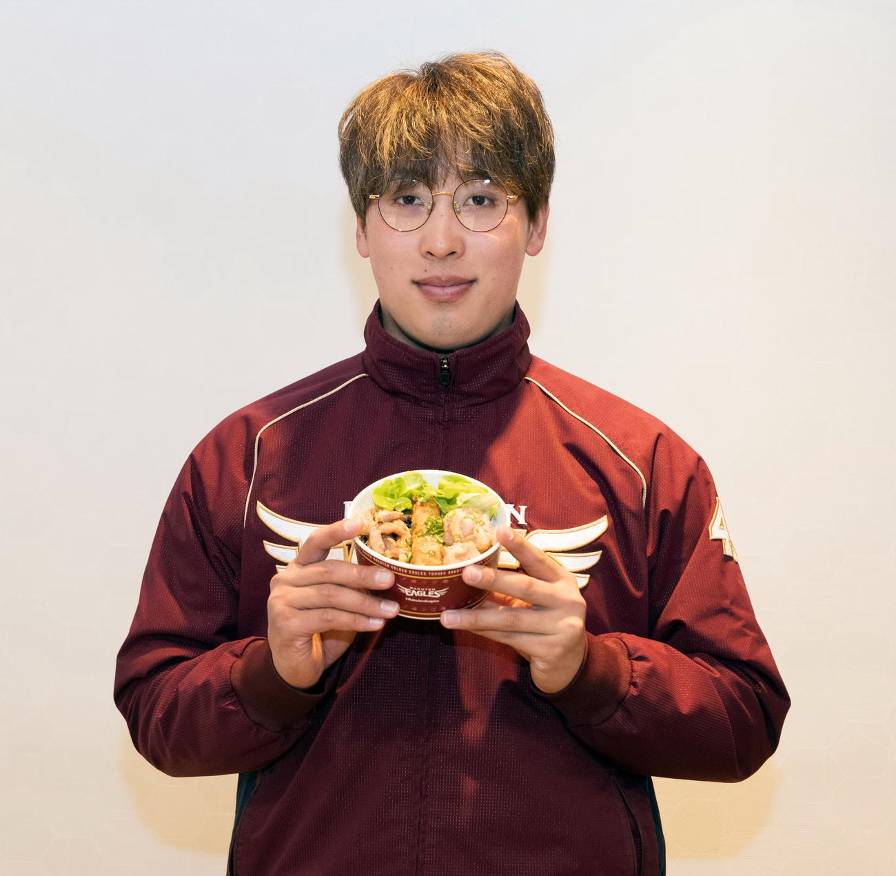 藤平尚真の実家の味！焼き鳥丼を手に笑顔の楽天藤平（楽天野球団提供）