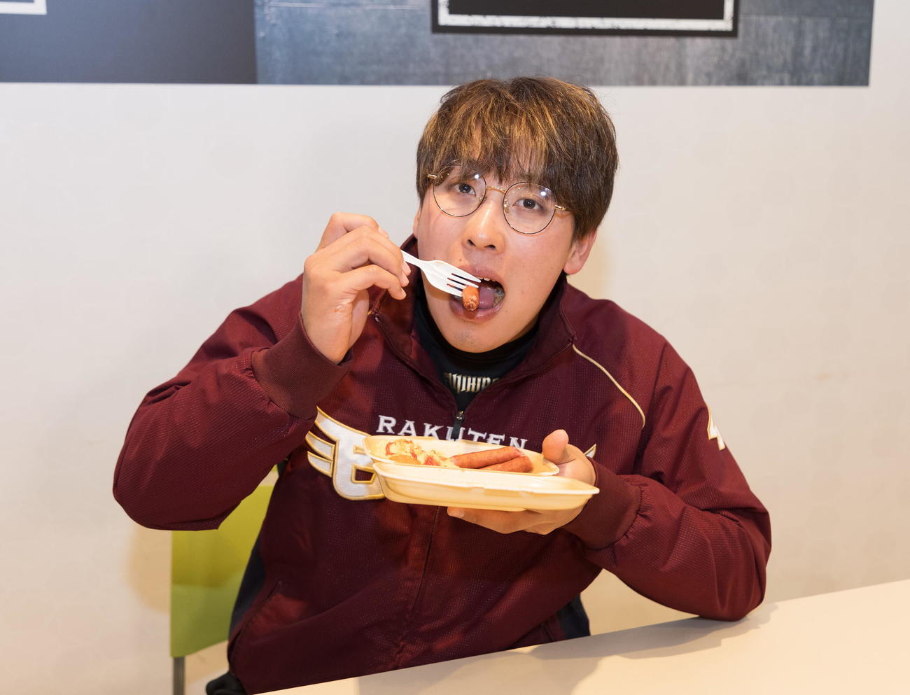 藤平尚真のハッシュポテトともっちりパンケーキのワンプレートを試食する楽天藤平（楽天野球団提供）