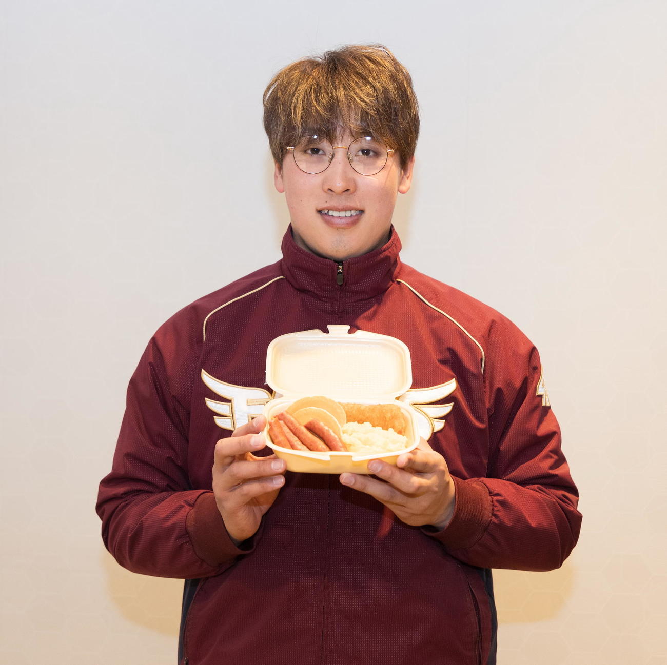 藤平尚真のハッシュポテトともっちりパンケーキのワンプレートを手に笑顔の楽天藤平（楽天野球団提供）