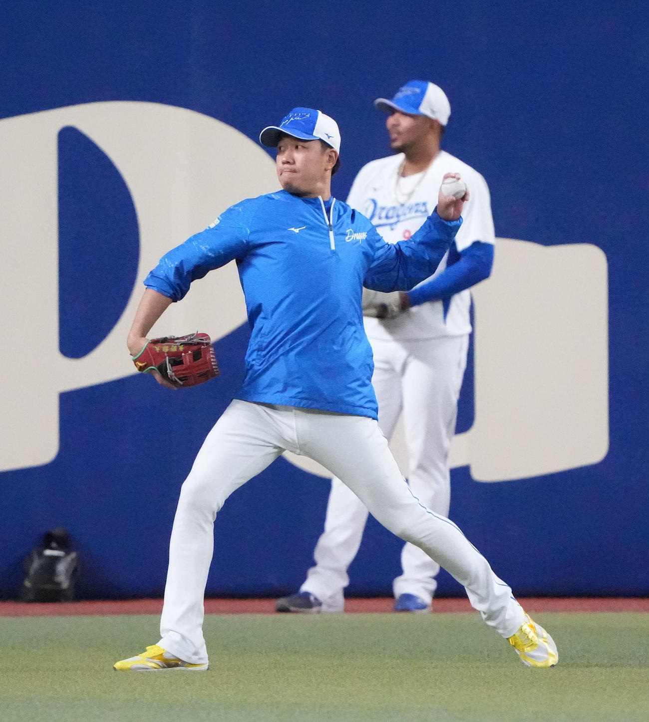 キャッチボールをする中日大野雄大（撮影・森本幸一）