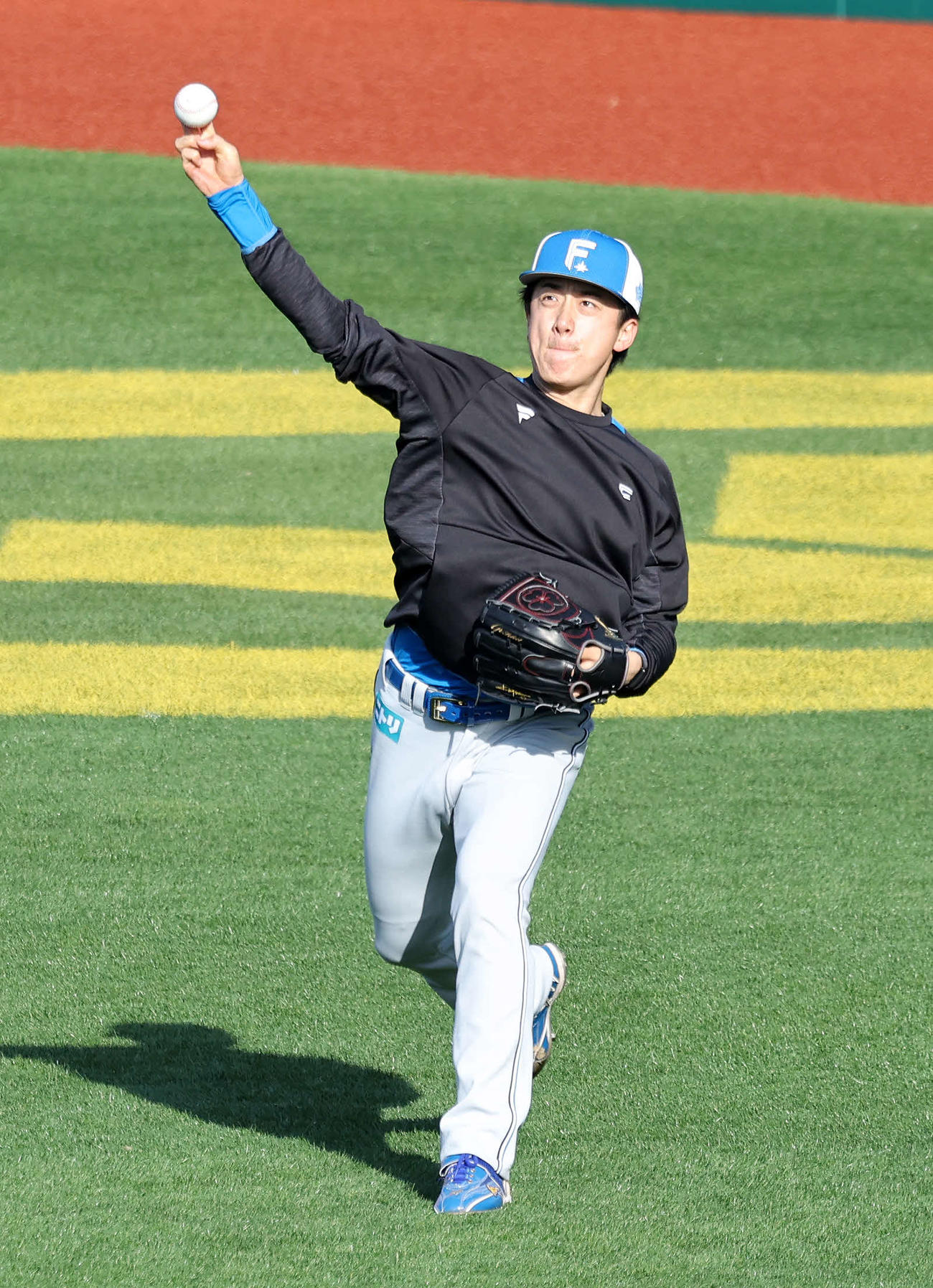 楽天対日本ハム　キャッチボールする日本ハム北山（撮影・鈴木正人）