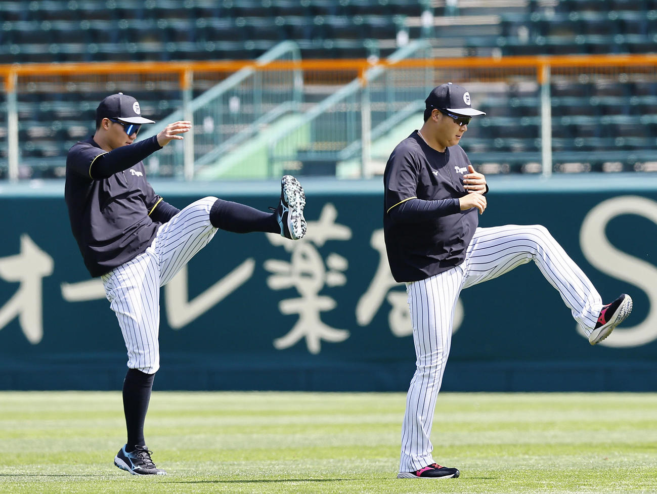 阪神対ヤクルト　ウオーミングアップする阪神森下（左）と大山（撮影・藤尾明華）