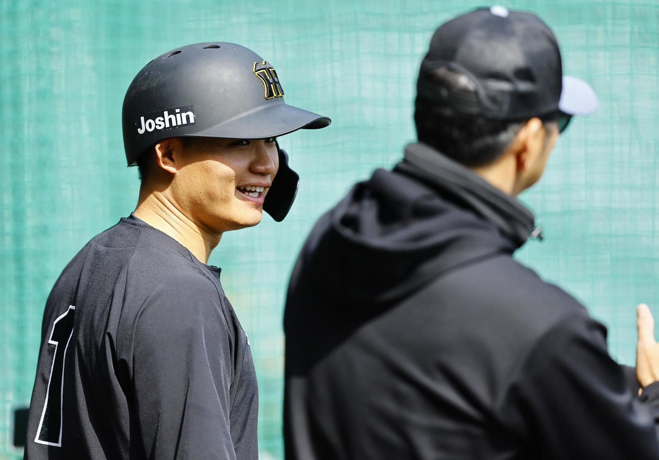 阪神対ヤクルト　藤川監督（右）と話しをする阪神森下（撮影・藤尾明華）